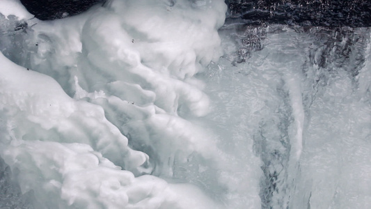 冰和水冬仙境冰面下流水视频