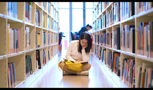 4k坐在图书馆地上看书的女生32秒视频