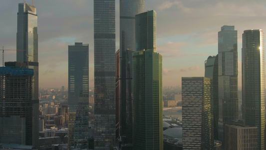 莫斯科市商务中心和冬季日出的城市景观俄罗斯无人机在视频