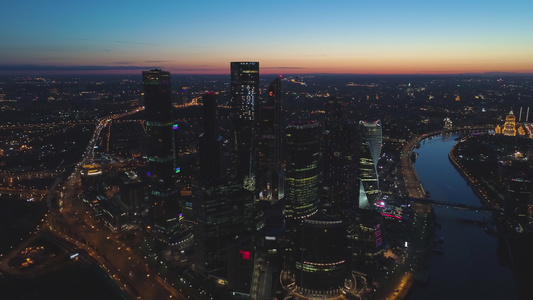 莫斯科市商业中心的摩天大楼和晨光中的城市天际线鸟瞰图视频