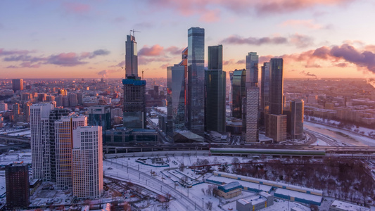 莫斯科市商业中心的摩天大楼和城市天际线在阳光明媚的视频