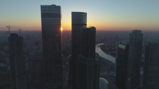 空中观望无人机正向上飞来往地飞行建立好起来的天体视频