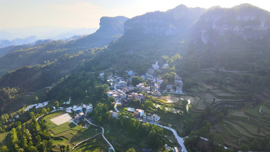 美丽乡村风景大山里漂亮的农村景色视频