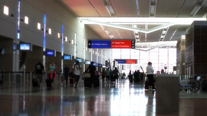 携带行李行走在机场的人13秒视频