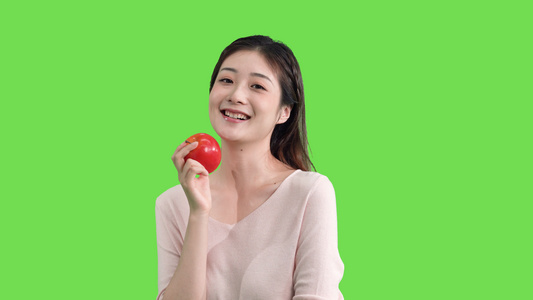 4k手拿苹果的女生绿幕抠像视频视频