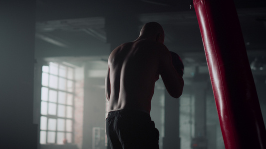 拳击手在激烈的锻炼中击打沙袋视频