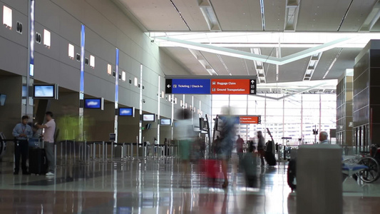 延时携带行李行走在机场人视频