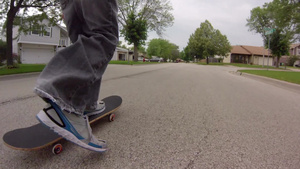 跟着滑板滑板在街上走25秒视频