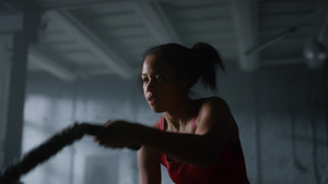 强壮的女运动员在健身房里使用绳索锻炼11秒视频
