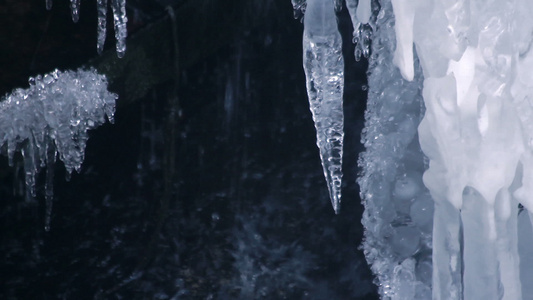 冰柱和水滴冬季瀑布冬天的冰柱融冰视频