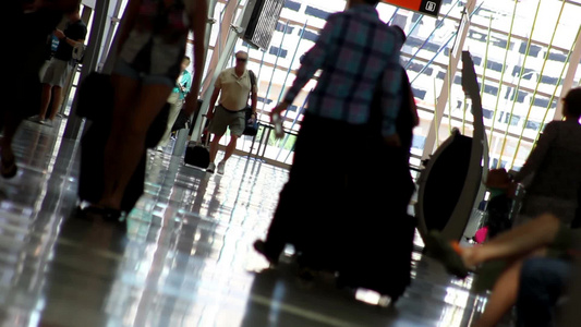 走在机场的人带着行李视频