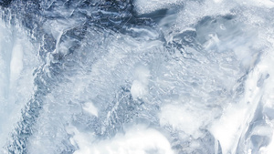 在透明的冰面下流水层背景模式26秒视频