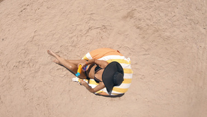 女人在沙滩上用日霜23秒视频