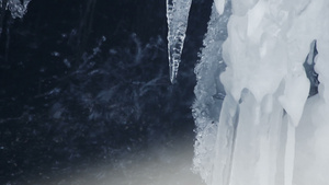 冰柱融化的冰春雨特写镜头春天的冰柱春季背景15秒视频