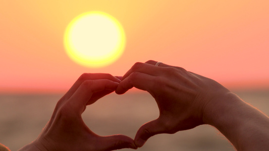爱感情的象征新的开始早晨夏天太阳和心脏由手工制成成人视频
