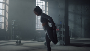 女运动员在训练前伸展双腿=17秒视频