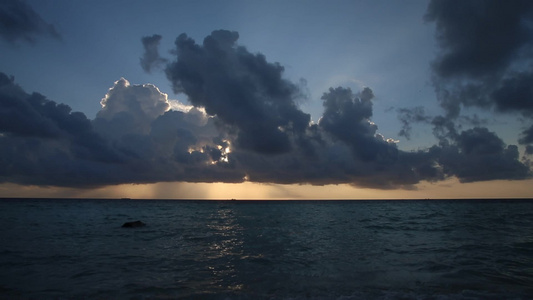 海上天堂海滩的日出清晨的第一缕阳光照亮了地平线上令人惊叹视频