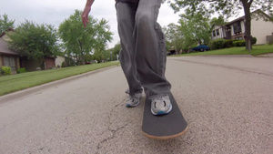 低角度追踪在街上滑滑板20秒视频