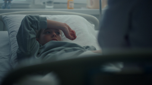 小女孩躺在诊所的床上等待医生检查视频