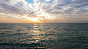 美美的日出从海中升起14秒视频