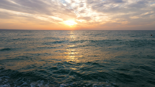 清晨美丽的日出从海洋的海水中流出视频