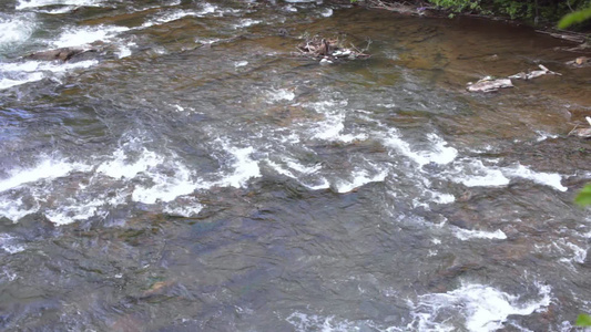 山快速河流浅和岩暴视频