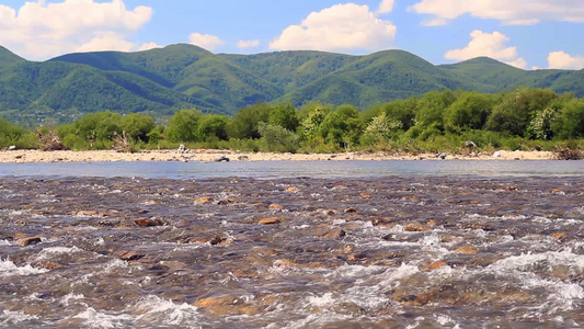 具有山地全景和岩浆快流的河视频