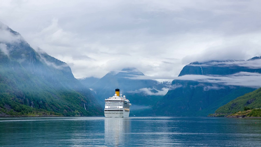 挪威湖上行驶着一艘轮船视频
