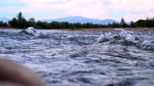 山河暴风快速水流[水势]视频