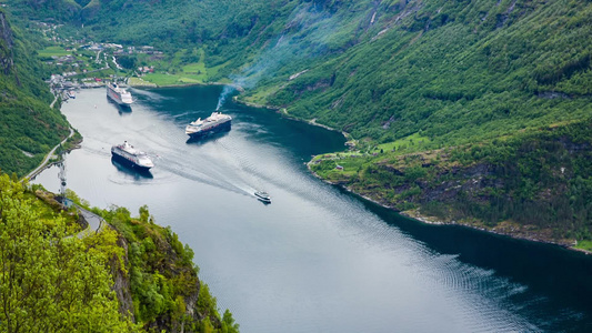 挪威湖上的轮船正在行驶视频