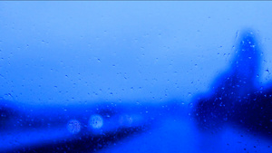 雨水打在前车窗上29秒视频