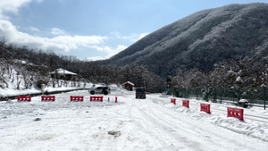 冬天山顶积雪的道路和行驶的汽车自然雪景风光4k素材47秒视频