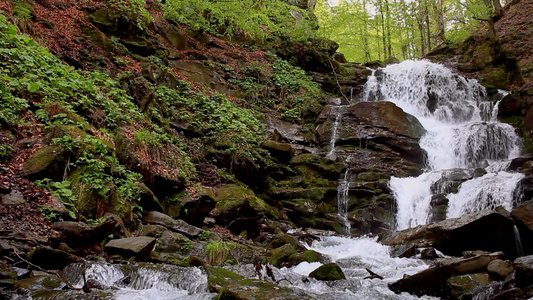 山水瀑布地貌岩石上的野生水流视频