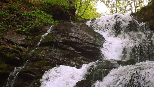 山中充满瀑布和河流的风景视频