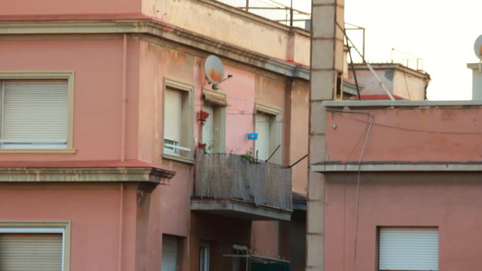 建筑外墙和阳台城市生活方式配有阳台的城市建筑视频