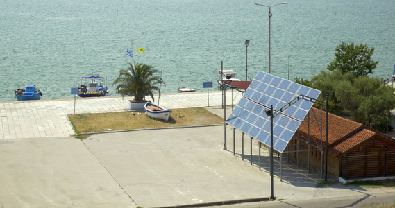 太阳能电池板固定在房子旁边背景是一片平静的海视频
