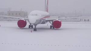 4K实拍寒潮机场暴风雪停航停飞34秒视频