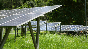 太阳能电池板草坪19秒视频