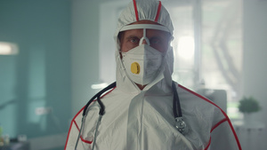 在医院感染科摆姿势的医生穿着防护服15秒视频