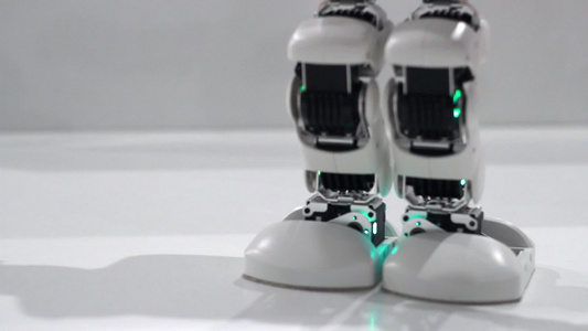 机器人在蹲地锻炼机器人脚高科技概念视频
