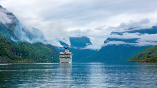 挪威湖上的游轮视频