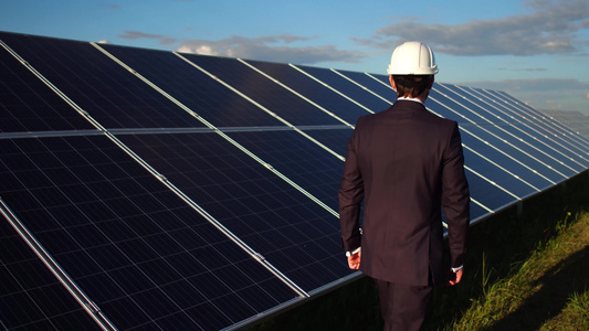 商人选择替代能源在太阳能站行走的商家视频