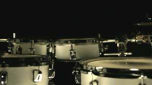 在黑暗的工作室里设置鼓音乐鼓乐器鼓手鼓套件9秒视频