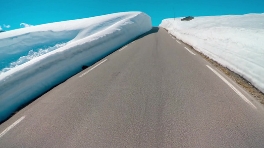 特写挪威雪山地公路视频