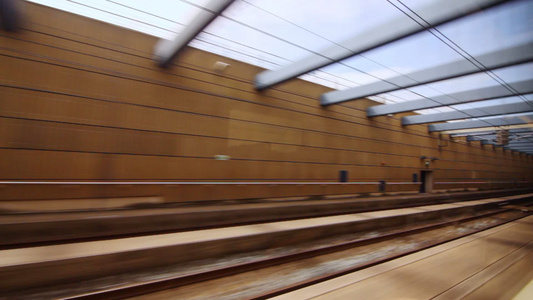 从窗口看到火车向站移动从隧道中的火车看到视频