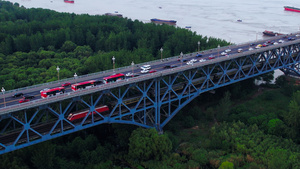 4K航拍南京长江大桥铁路绿皮火车驶过18秒视频