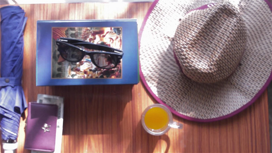 夏季女性旅行配饰的顶视图海滩背景太阳镜钱包书籍雨伞视频
