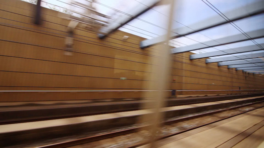 从隧道中快速行进的火车到站视频