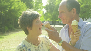 高龄夫妇分享冰淇淋30秒视频