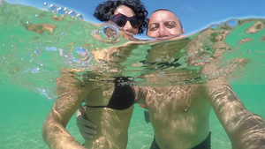 有趣的情侣在海水中享受暑假30秒视频